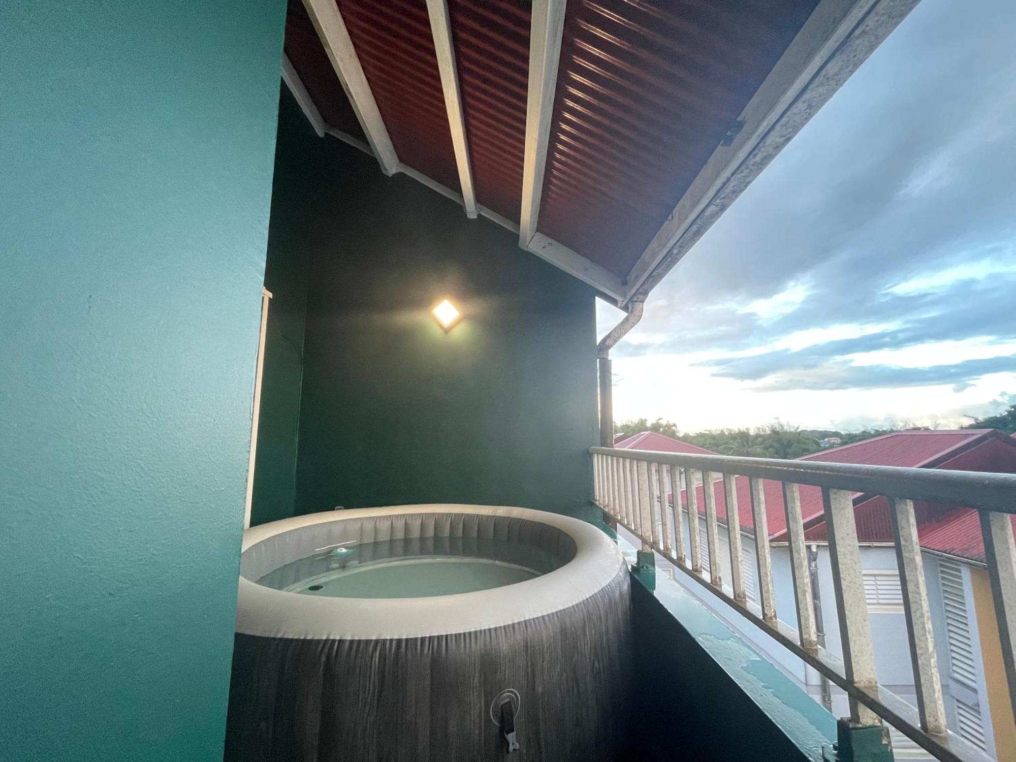 L'Appart Spa Privé, jacuzzi et sauna, accès exclusif Sainte-Rose Extérieur photo